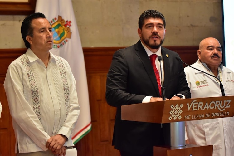 Zenyazen Escobar (der.), en una fotografía de archivo durante su periodo como secretario de Educación de Veracruz.