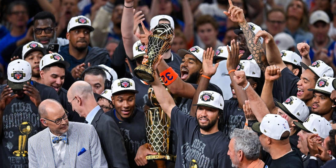 Jugadores de los Knicks con el trofeo Larry O'Brien tras proclamarse campeones de la NBA 2026.