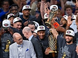 Jugadores de los Knicks con el trofeo Larry O'Brien tras proclamarse campeones de la NBA 2026.