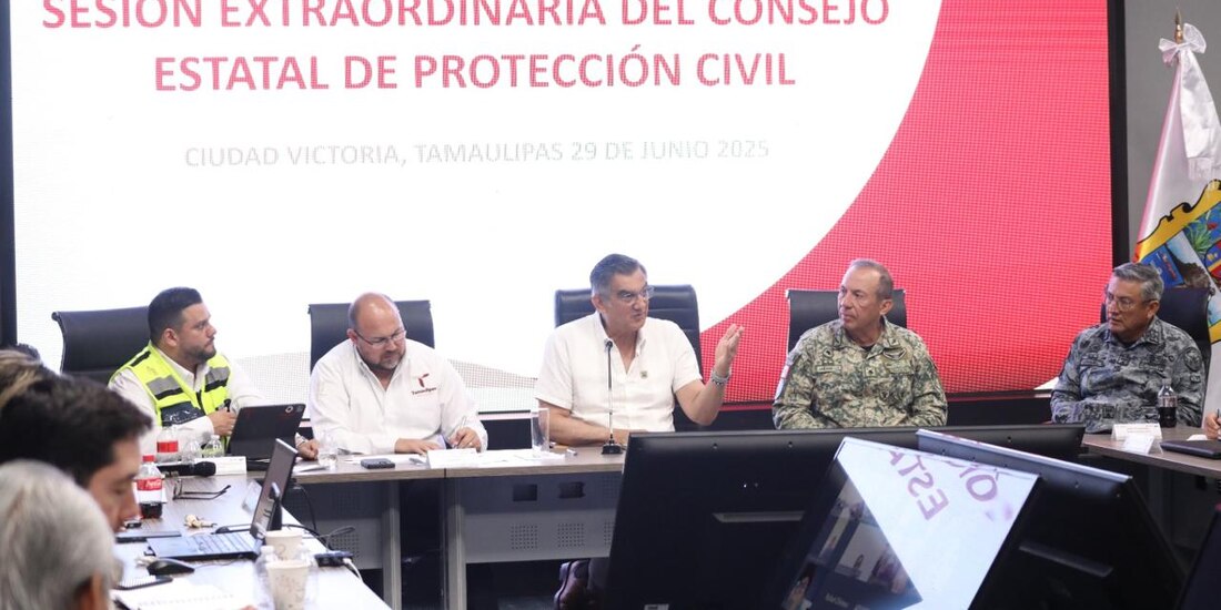 Al centro, el gobernador de Tamaulipas, Américo Villarreal.