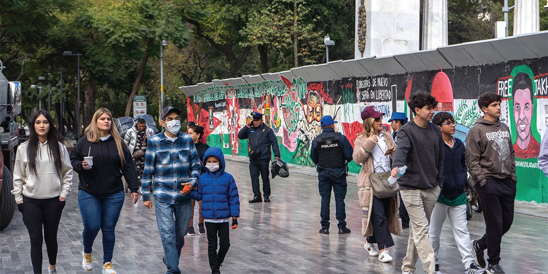 EL INTENSO FRÍO que se registró en la capital del país obligó a que varias personas se abrigaran para salir a las calles.