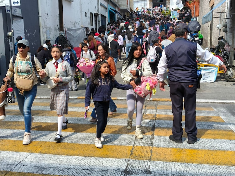 Autoridades municipales supervisan el cruce seguro de peatones tras el periodo vacacional.