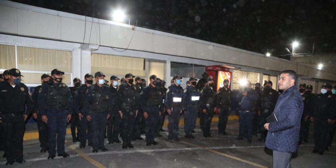 Omar García Harfuch frente a policías del Sector Oasis en Iztapalapa.