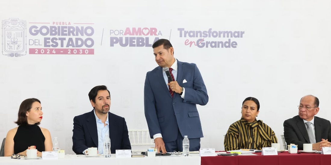 Al centro. el gobernador de Puebla. Alejandro Armenta Mier.