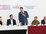 Al centro. el gobernador de Puebla. Alejandro Armenta Mier.