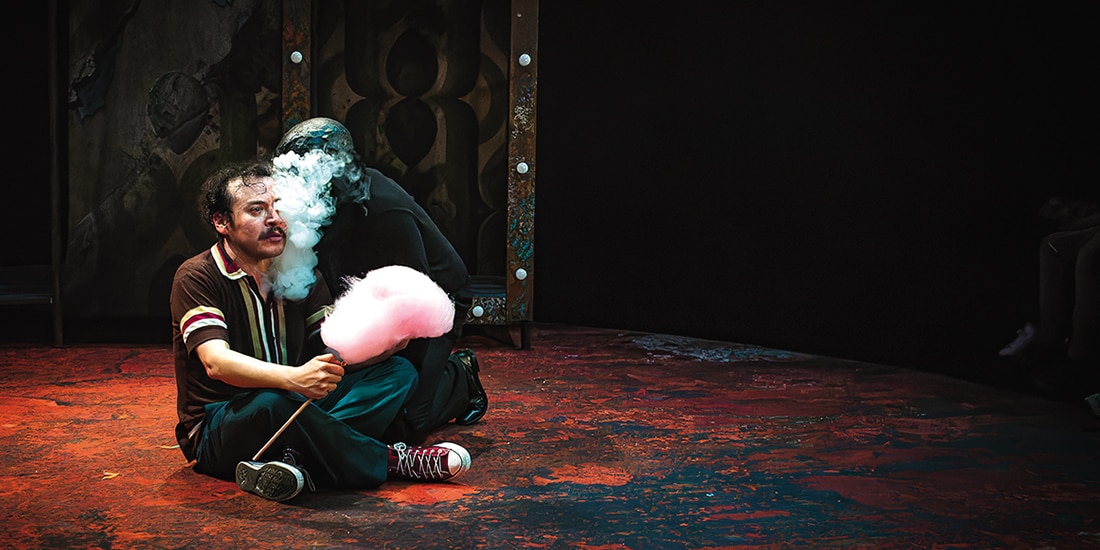 El actor Alejandro Morales, al dar vida a Magenta en la puesta en escena que llega al Teatro Esperanza Iris.