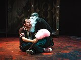 El actor Alejandro Morales, al dar vida a Magenta en la puesta en escena que llega al Teatro Esperanza Iris.