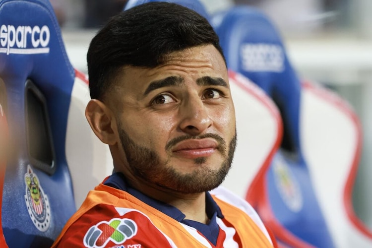 Alexis Vega busca salida de las Chivas