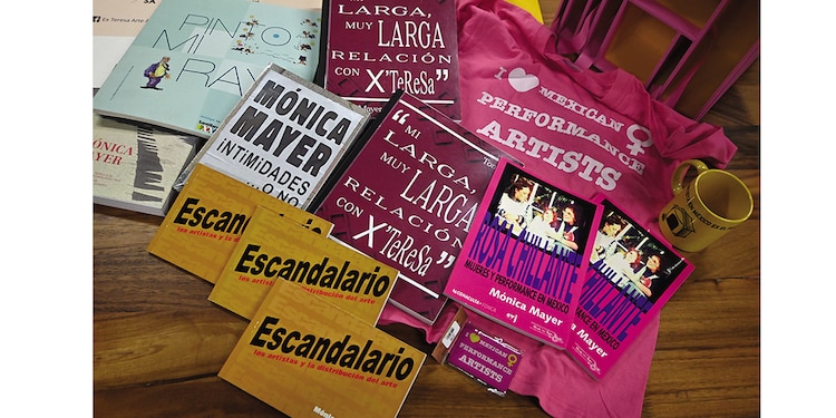 EL ARCHIVO también se integra de CD, VHS, libros, fotos históricas y negativos