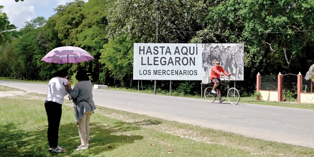 DOS MUJERES se conectan a Internet en Cuba, el 7 de abril.