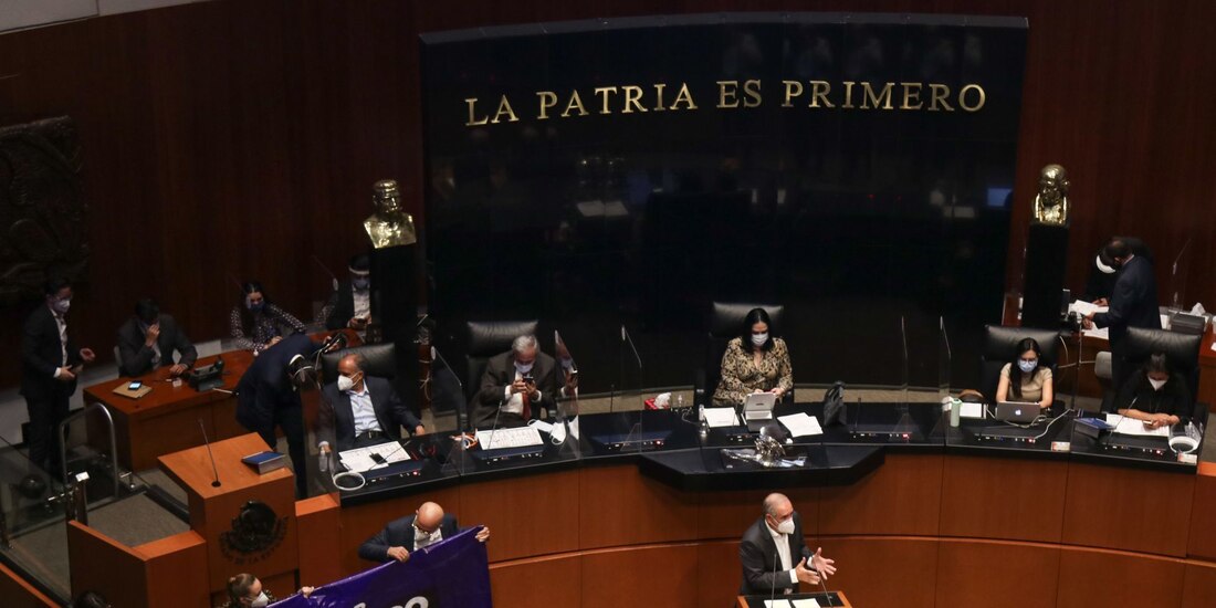 Panistas sacaron una manta, ayer, en el pleno, para exigir el ingreso básico universal.