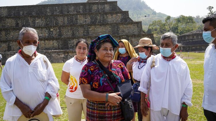 Rigoberta Menchú alienta y rinde tributo a la cultura totonaca