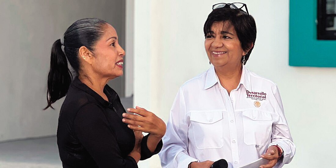 Edna Vega (der.), titular de la Sedatu, ayer con una beneficiaria de la entrega de Viviendas del Bienestar, en Colima.