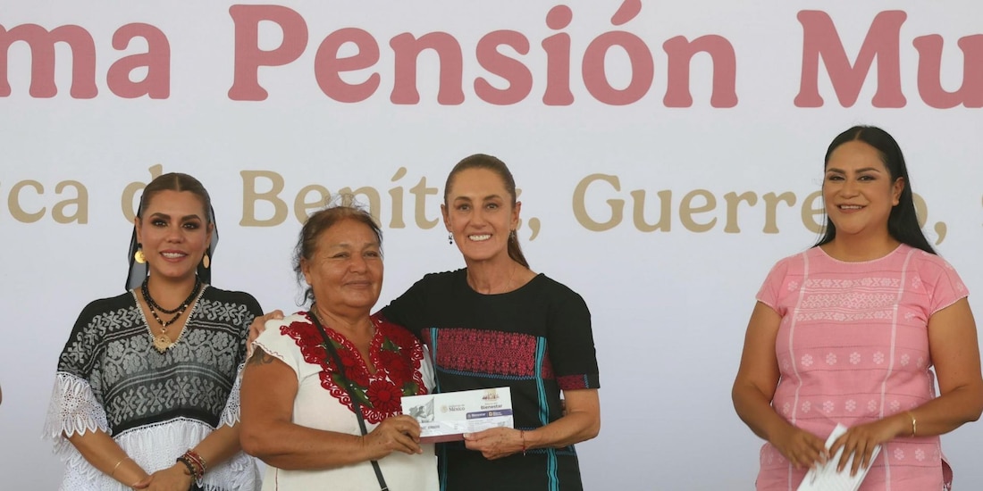 Entrega de tarjetas del programa Pensión Mujeres Bienestar