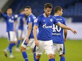 Futbolistas del Schalke 04 se lamentan después de una derrota en la Bundesliga de Alemania.