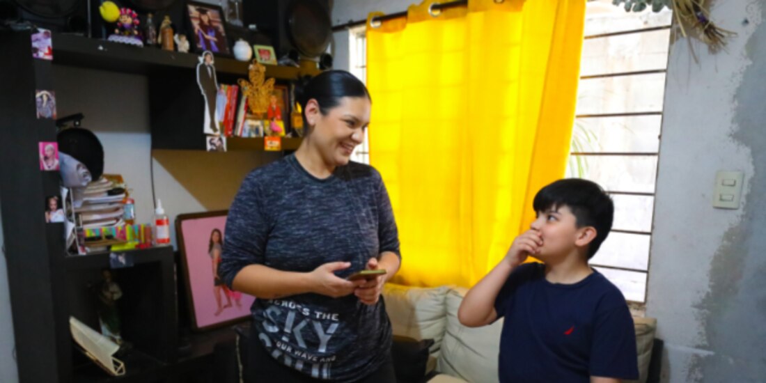 Yessica y Alex, de 8 años, conversan en su casa de Nuevo León.