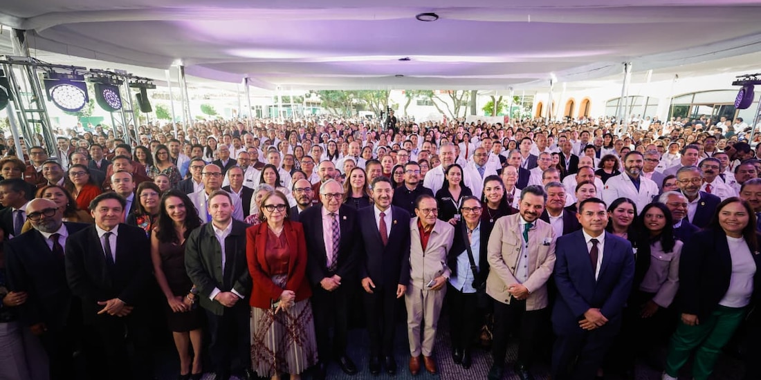 Al centro de la imagen, Martí Batres.