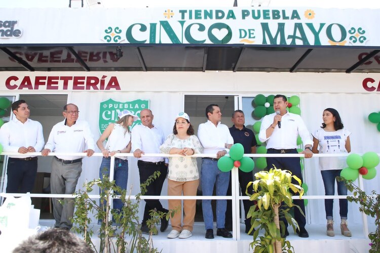 Alejandro Armenta inauguró, también, la Tienda Puebla Cinco de Mayo.