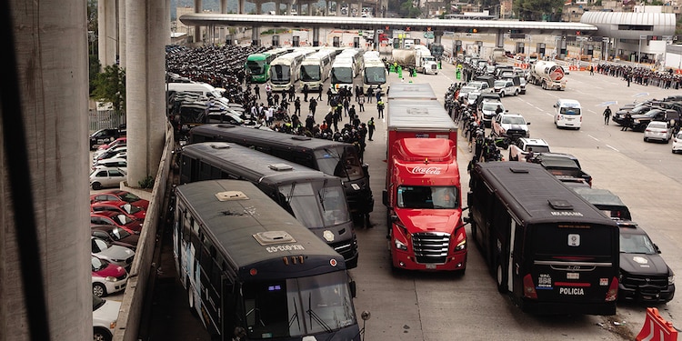 Autobuses con normalistas de Ayotzinapa fueron retenidos en Tlalpan.