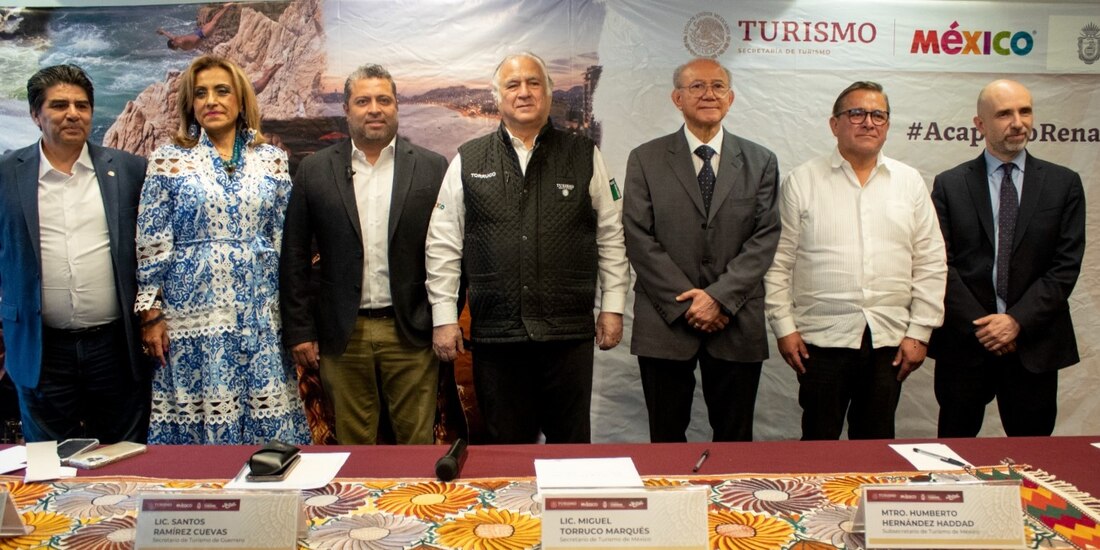 El secretario de Turismo de Guerrero, Santos Ramírez Cuevas, y el secretario de Turismo Federal, Miguel Torruco Marqués (al centro), ayer en conferencia.