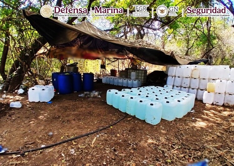 Laboratorio clandestino desmantelado en Sinaloa, donde se producían metanfetaminas y otras drogas sintéticas.