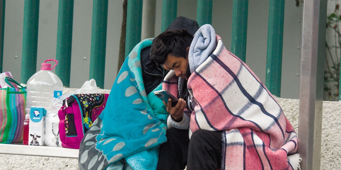 Habitantes en Toluca, Estado de México, sortean el frío con cobijas, ayer.