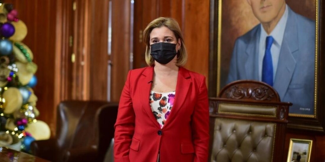 La gobernadora de Chihuahua, María Eugenia Campos Galván, informa sobre medidas contra COVID-19.