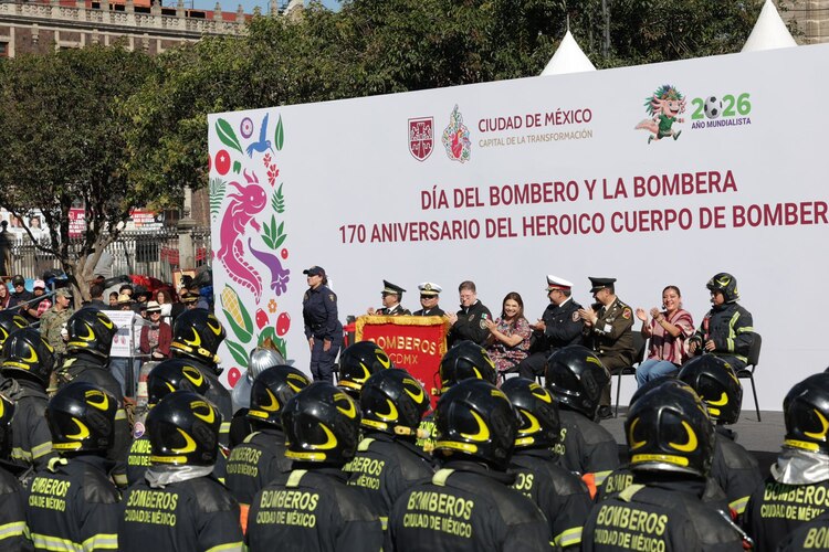 La Jefa de Gobierno, Clara Brugada, encabeza el desfile por el 170 aniversario de los vulcanos en el Zócalo.