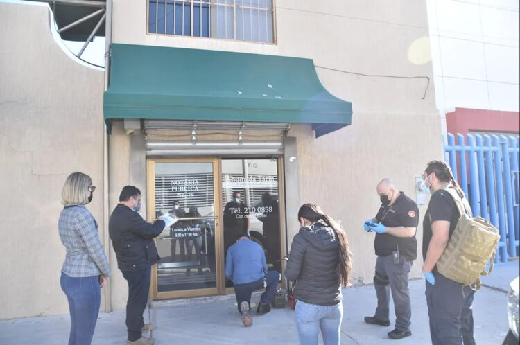 El pasado 7 de enero, agentes de la FGE catearon la Notaría 73 de Hermosillo, Sonora, ante denuncias de fraude y falsificaciones.