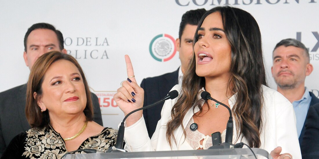 Alessandra Rojo en una conferencia con Xóchitl Gálvez el pasado 24 de julio.