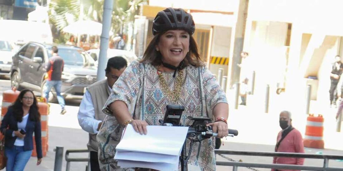 Xóchitl Gálvez, aspirante a la Presidencia de la República en 2024, abordo de su bicicleta