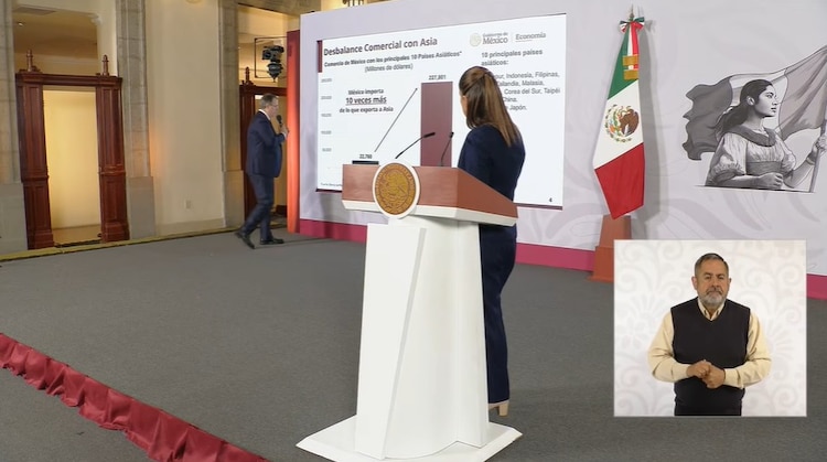 Claudia Sheinbaum observa la presentación de Marcelo Ebrard.