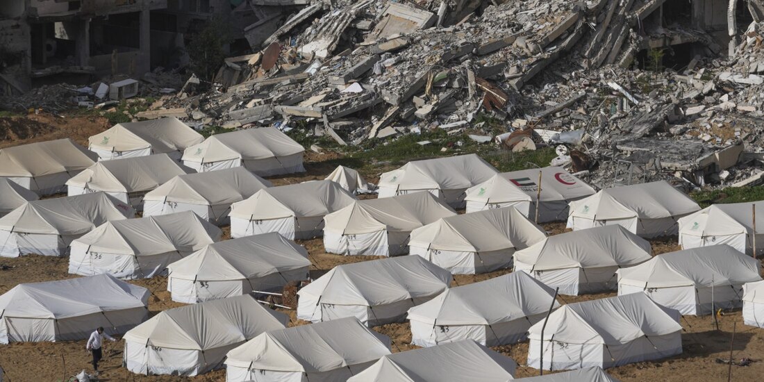 Tiendas de campaña se instalan en Gaza a un costado de edificios destruidos, ayer.