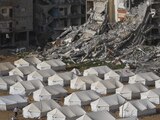 Tiendas de campaña se instalan en Gaza a un costado de edificios destruidos, ayer.