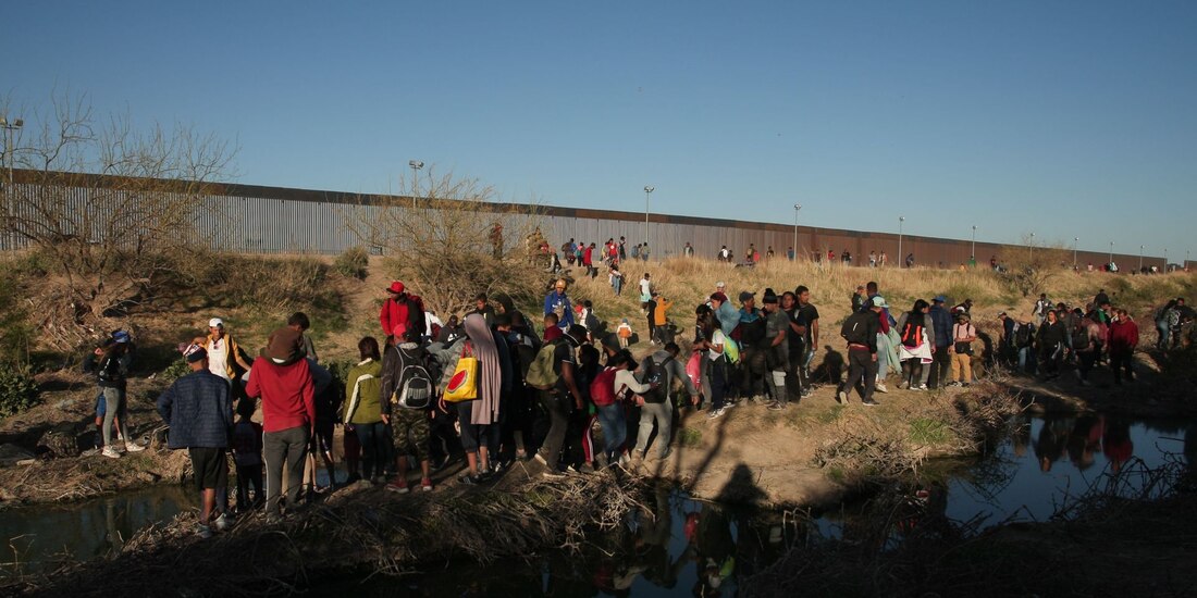 Cientos de migrantes de diversas nacionalidades intentan cruzar la frontera entre México y Estados Unidos en Ciudad Juárez.