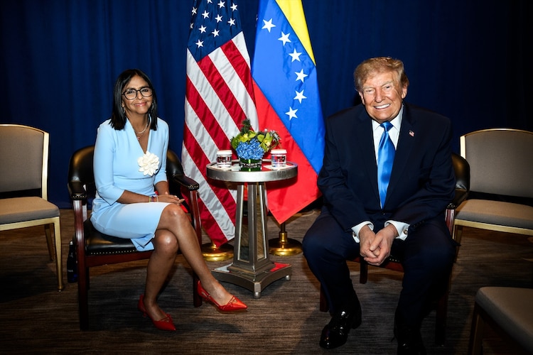 Delcy Rodríguez, presidenta encargada de Venezuela, junto al presidente de Estados Unidos, Donald Trump.