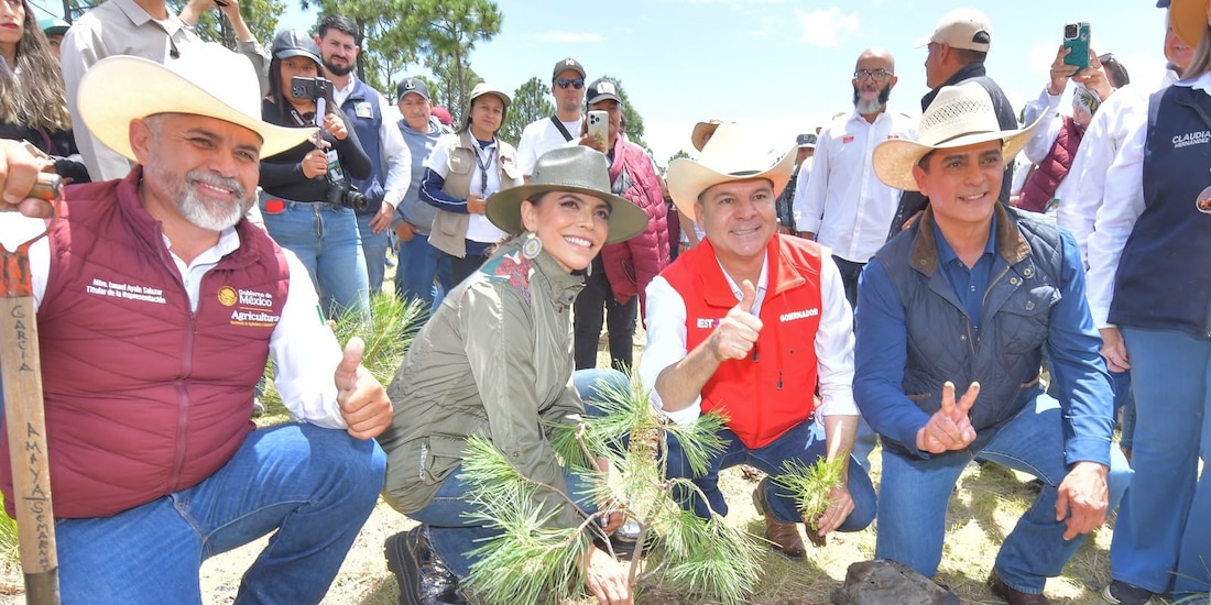 Al centro, la directora de la Lotería Nacional, Olivia Salomón, y el gobernador de Durango, Esteban Villegas.