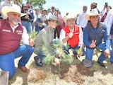 Al centro, la directora de la Lotería Nacional, Olivia Salomón, y el gobernador de Durango, Esteban Villegas.