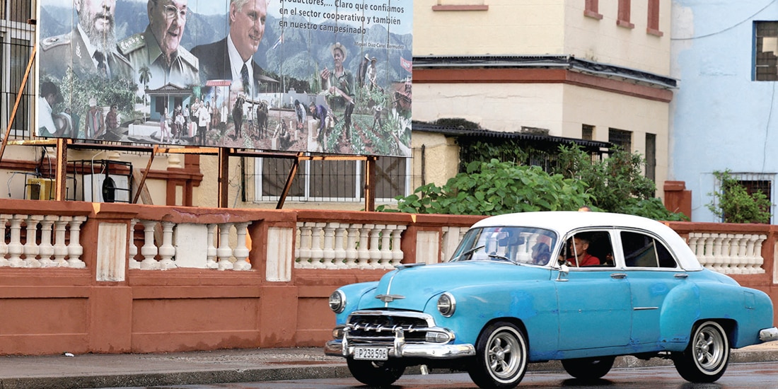 UN COCHE antiguo pasa por una publicidad política en La Habana, el 15 de mayo.