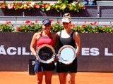 Giuliana Olmos y Gabriela Dabrowski festejan después de coronarse en dobles femenil del Abierto de Madrid.