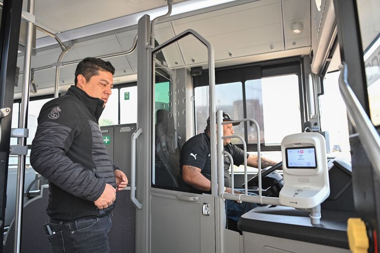 El gobernador Ricardo Gallardo comentó que para seguridad de las y los potosinos, esta línea de camiones estará conectada por medio de cámaras y audio al C5i2