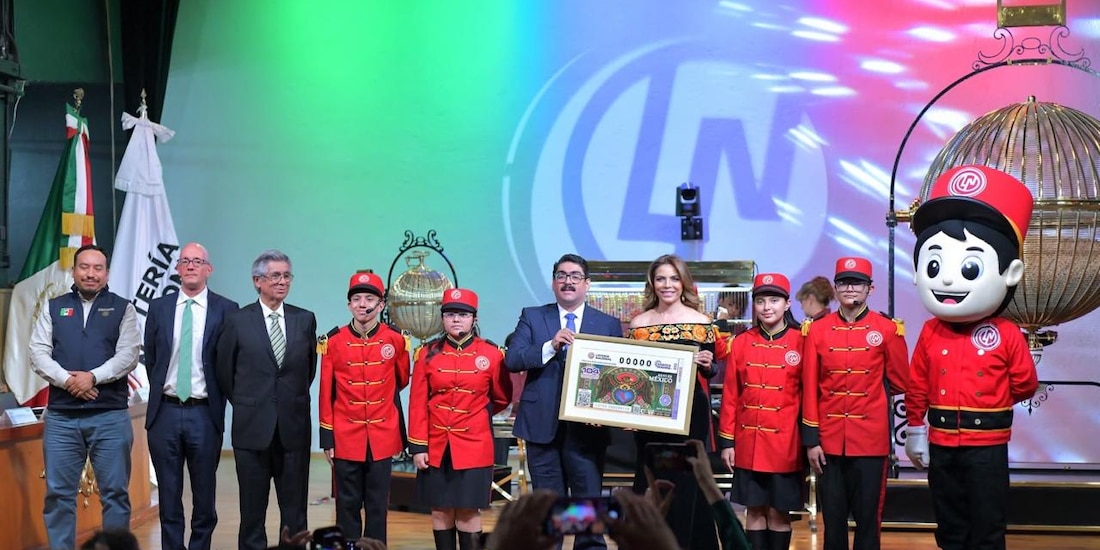 Funcionarios de la Lotería Nacional.