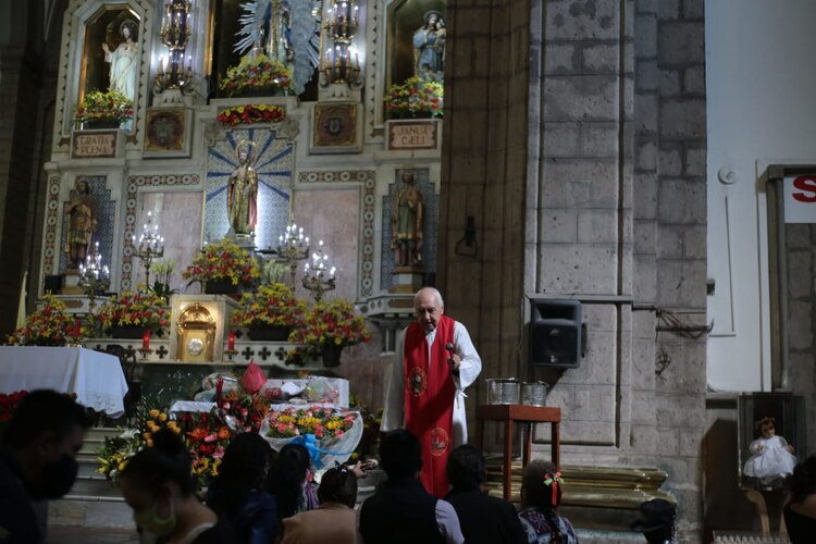 Por el Día de San Judas Tadeo, decenas de feligreses se reúnen en la iglesia de San Hipólito, en la Ciudad de México, el 28 de octubre de 2020.