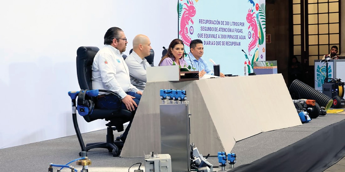 CLARA BRUGADA junto a José Esparza y autoridades de la Segiagua, ayer, en conferencia en materia hídrica.
