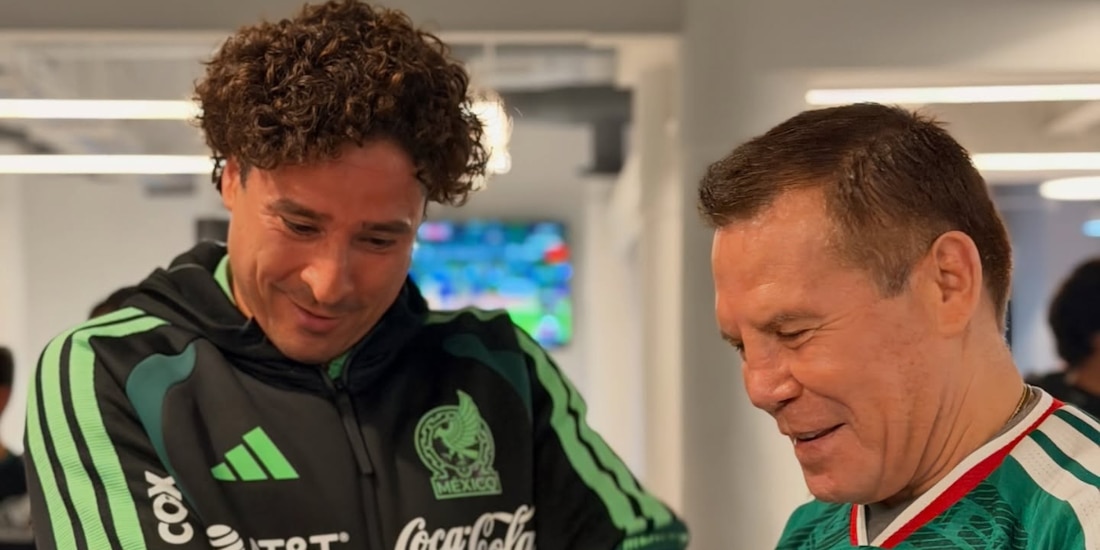 Memo Ochoa y Julio César Chávez tuvieron un emotivo encuentro en la concentración de la Selección Mexicana.