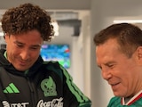 Memo Ochoa y Julio César Chávez tuvieron un emotivo encuentro en la concentración de la Selección Mexicana.