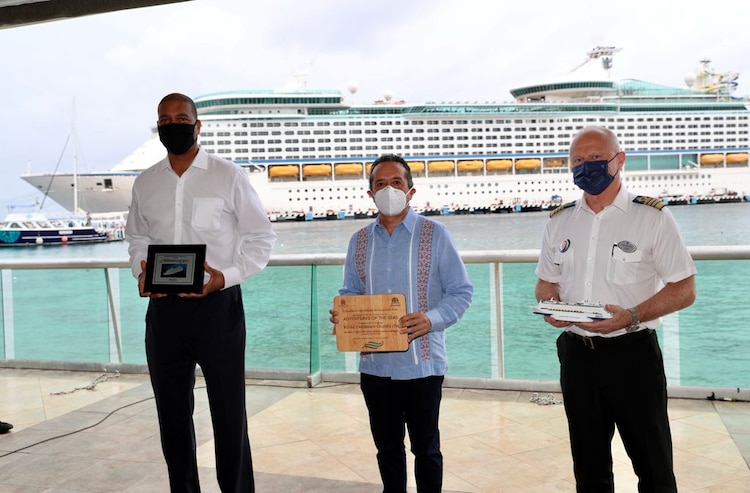 Tras 15 meses de inactividad en el sector, este miércoles llegó la primera embarcación de Royal Caribbean International.