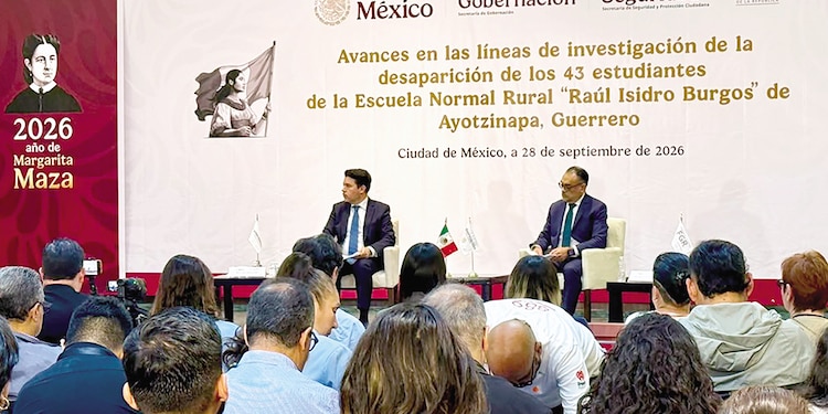 ARTURO MEDINA (izq.) y Mauricio Pazarán Álvarez, ayer, en conferencia de prensa.