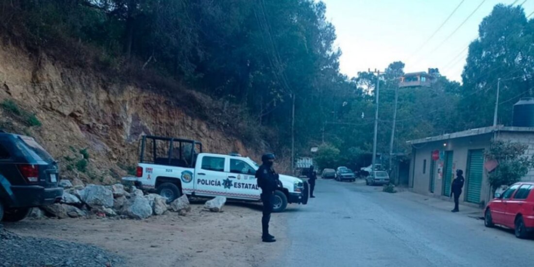 En enfrentamiento en Petatlán, Guerrero, más de 30 policías son retenidos y cinco personas murieron