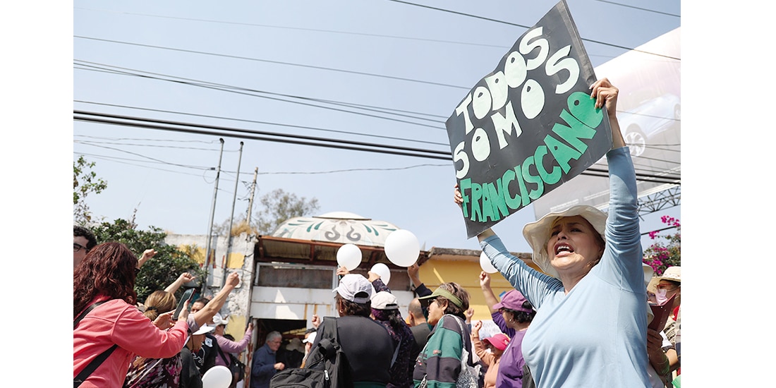 Una mujer celebra afuera de las instalaciones del Refugio Franciscano, ayer.